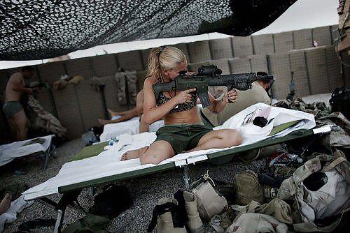 Putas con armas
 #16644239