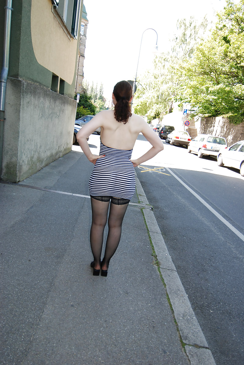 淫乱な衣装で、公共の場で歩く淫乱女のドレスを着ています。
 #594151