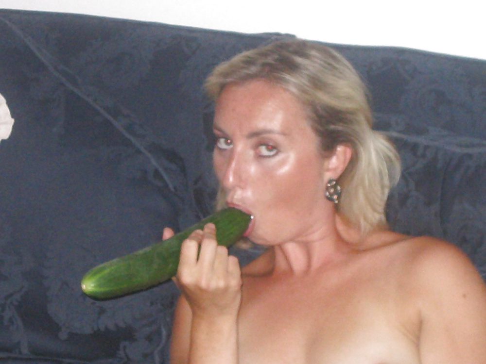 Amateur esposa en medias juega con verduras y consolador
 #4630927