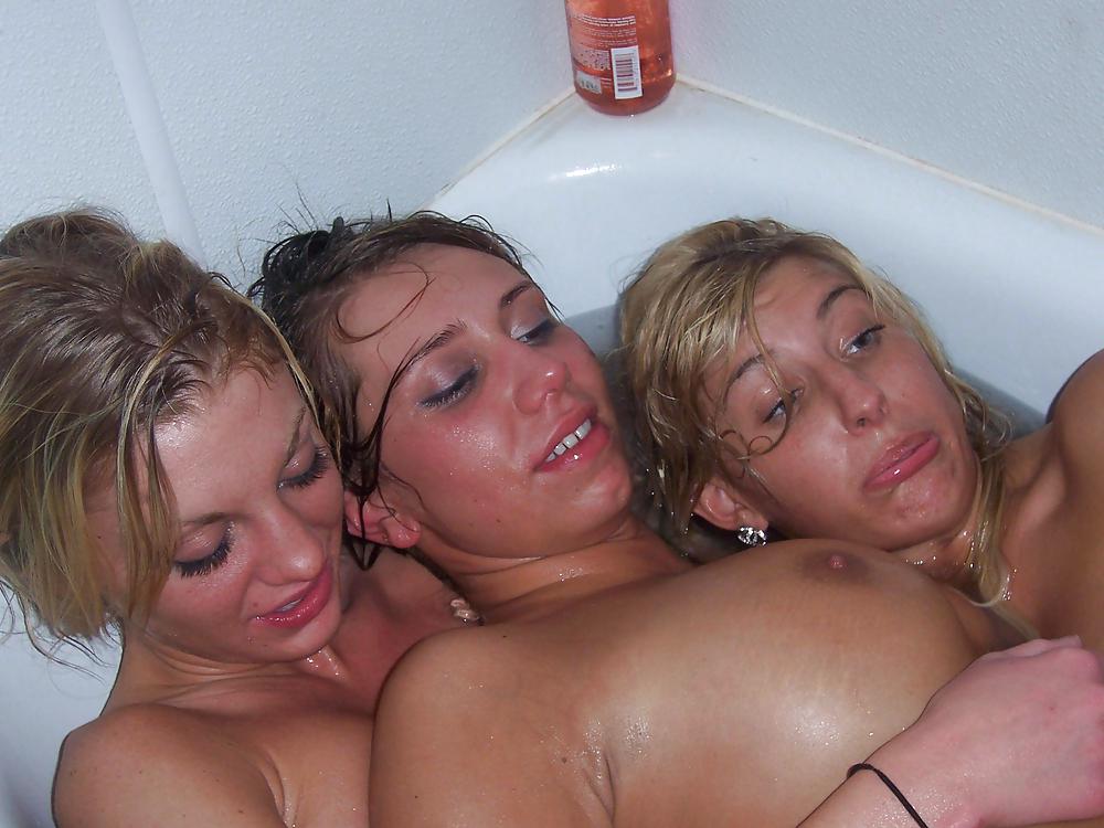 Hotties en la bañera
 #6946198