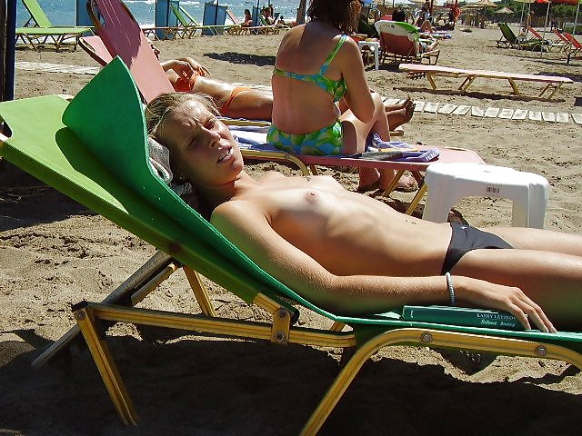 Foto private di giovani in vacanza nudi in spiaggia - commento sporco
 #17703835