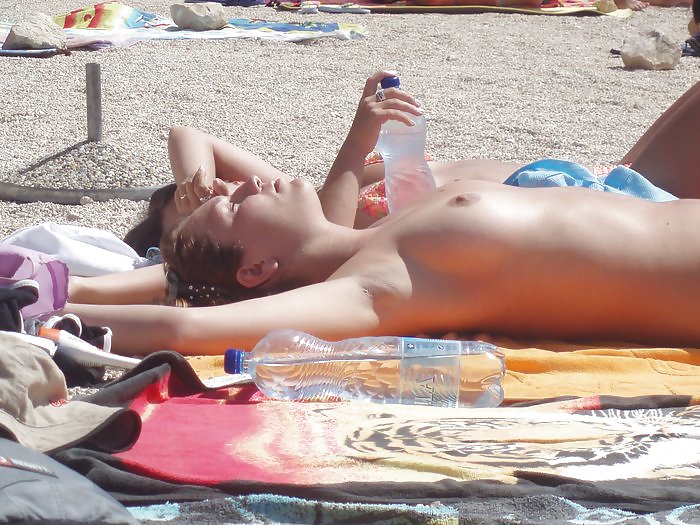 Foto private di giovani in vacanza nudi in spiaggia - commento sporco
 #17703868