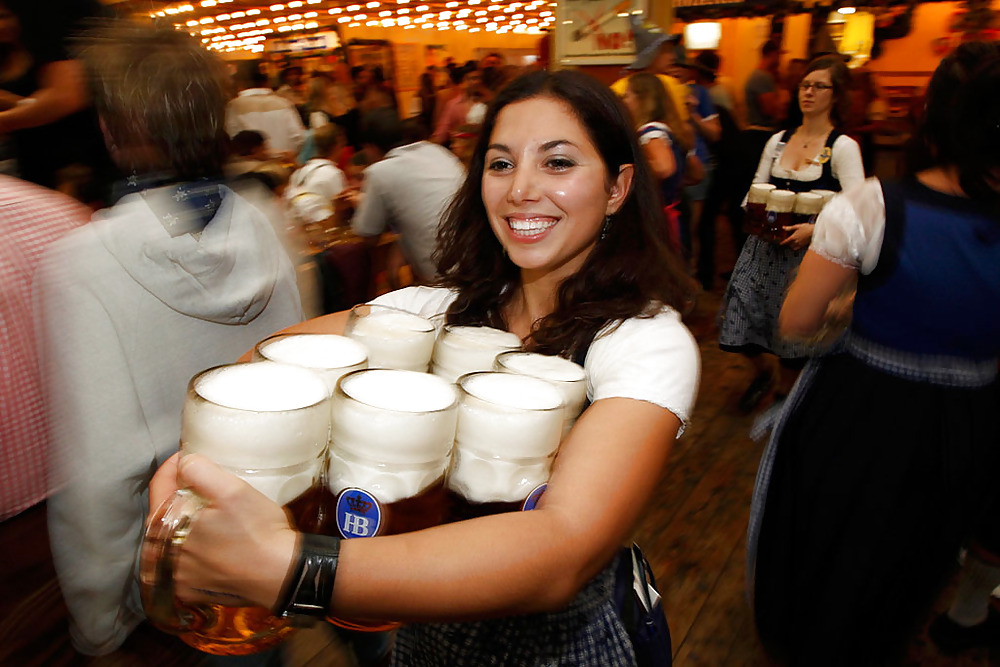 Oktoberfest (las chicas de baviera.)
 #15942187