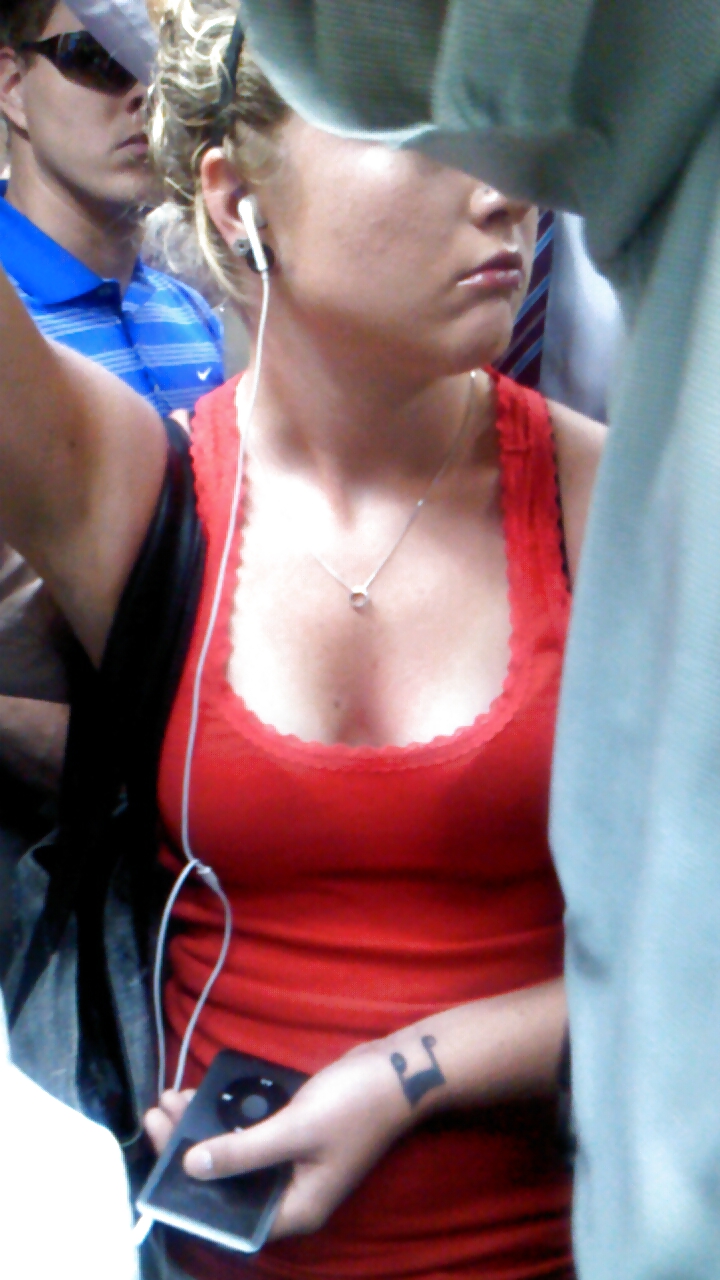 Voyeur - cleavage on the train #17970102