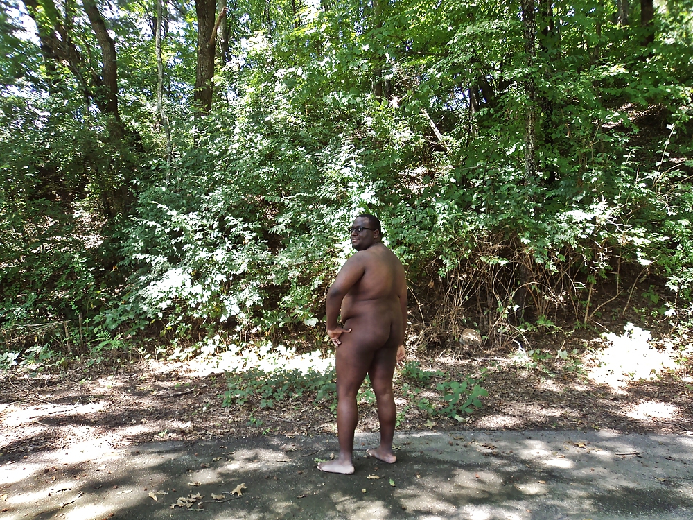 Hombre negro desnudo en el parque (comentario de las damas)
 #10928866
