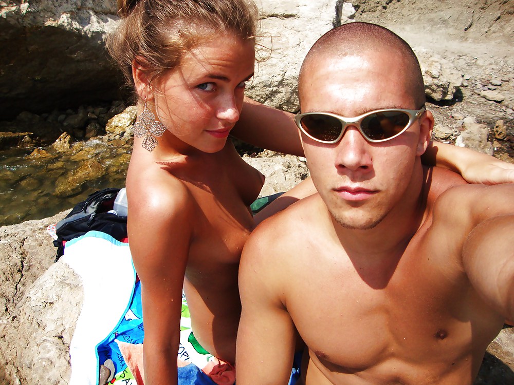 Ricreazione nudista di una giovane coppia in Crimea
 #21657714