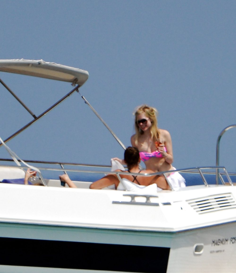 Avril lavigne en bikini en saint tropez
 #5451361
