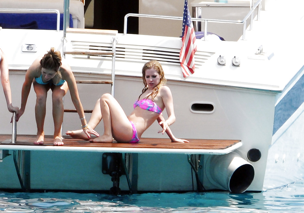 Avril lavigne in bikini a saint tropez
 #5451418