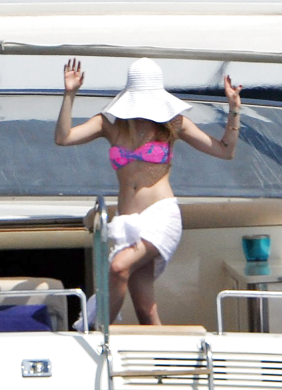 Avril lavigne en bikini en saint tropez
 #5451439