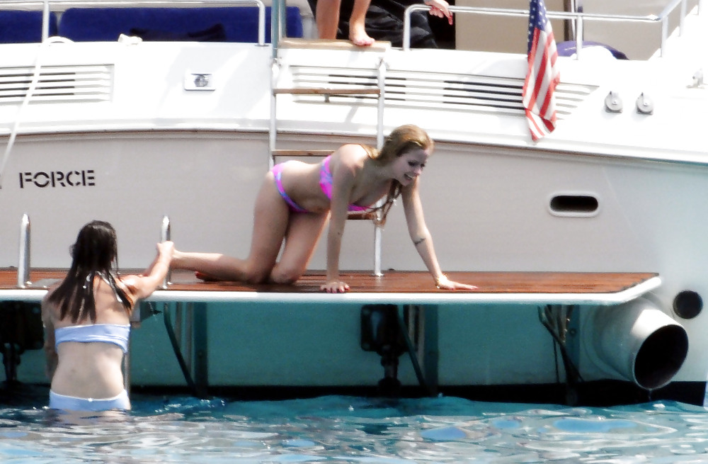 Avril lavigne in bikini a saint tropez
 #5451487