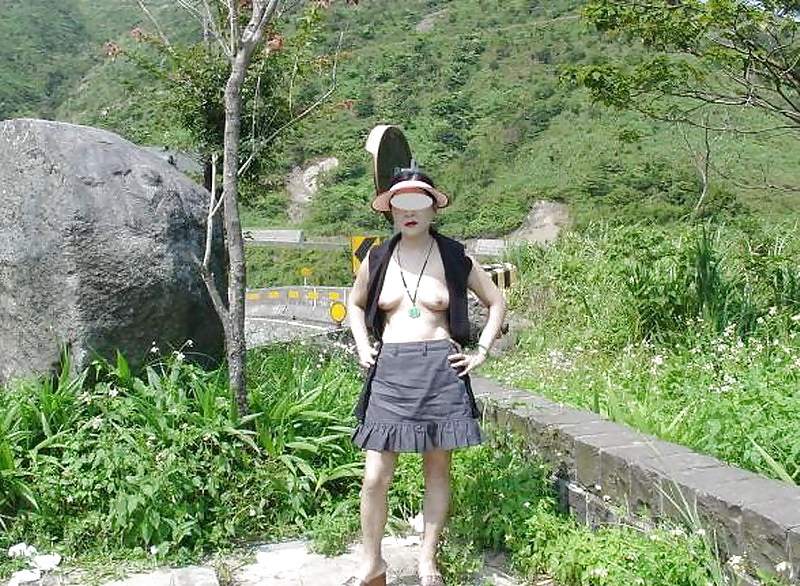 台湾の熟女の野外写真
 #3839669