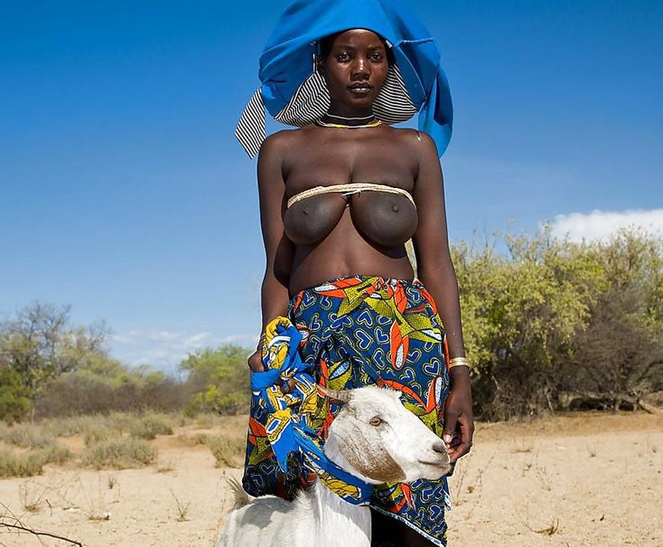 Die Schönheit Afrikas Traditionellen Stammes Mädchen #15967766
