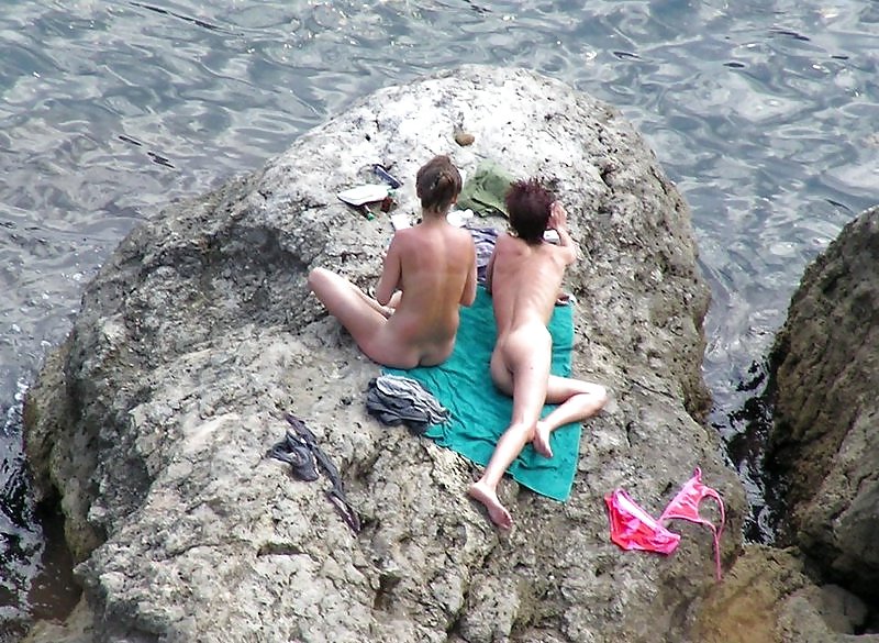 Jóvenes nudistas en la playa
 #580401