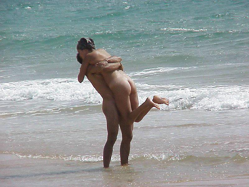 Jóvenes nudistas en la playa
 #580419