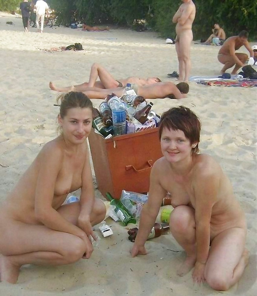 Jóvenes nudistas en la playa
 #580526