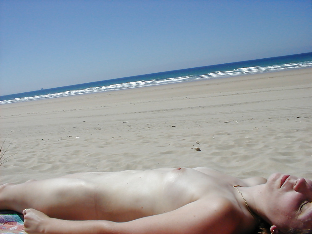 Jóvenes nudistas en la playa
 #580613