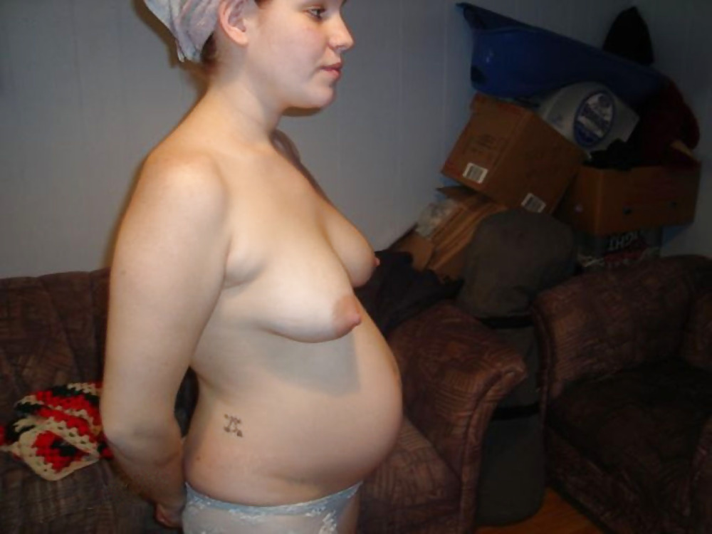 Moglie incinta mostra il suo corpo nudo
 #8533833