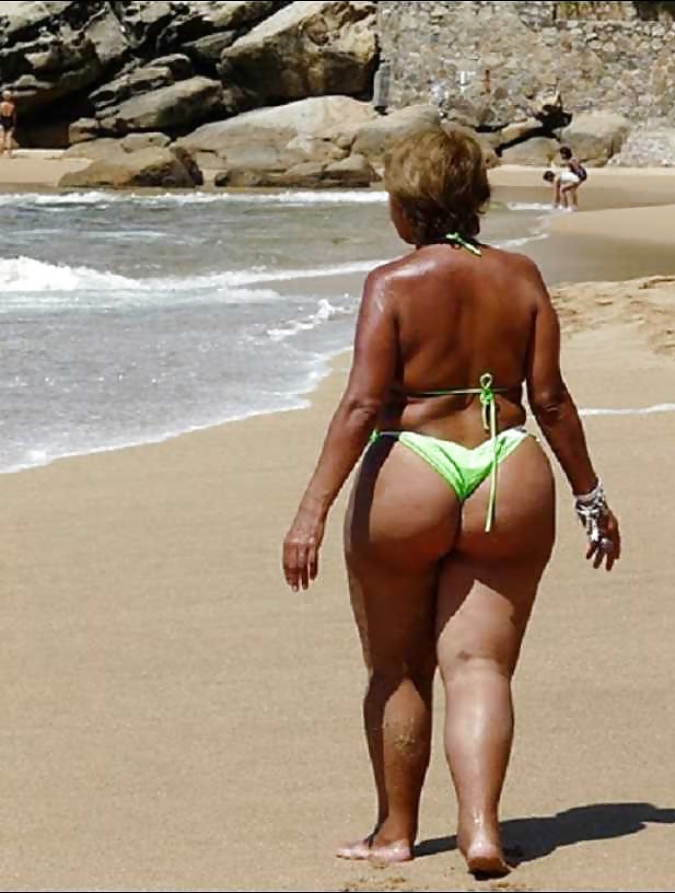 More sexy women packing major curves in bikinis #4417933
