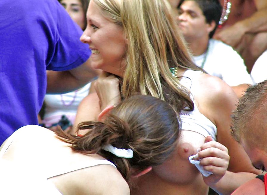 Viele Unbedeckten Brüste In Diesem Wald #15020714