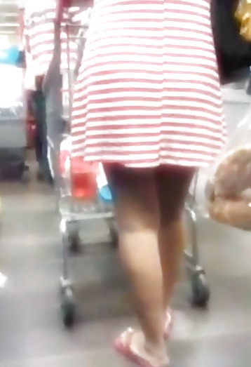 スーパーマーケットのセクシーな女性、アップスカート - br
 #17898343