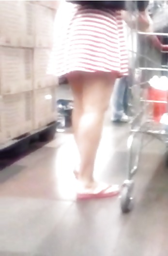 スーパーマーケットのセクシーな女性、アップスカート - br
 #17898359