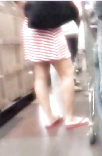 スーパーマーケットのセクシーな女性、アップスカート - br
 #17898366
