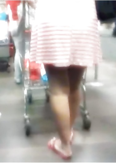スーパーマーケットのセクシーな女性、アップスカート - br
 #17898369