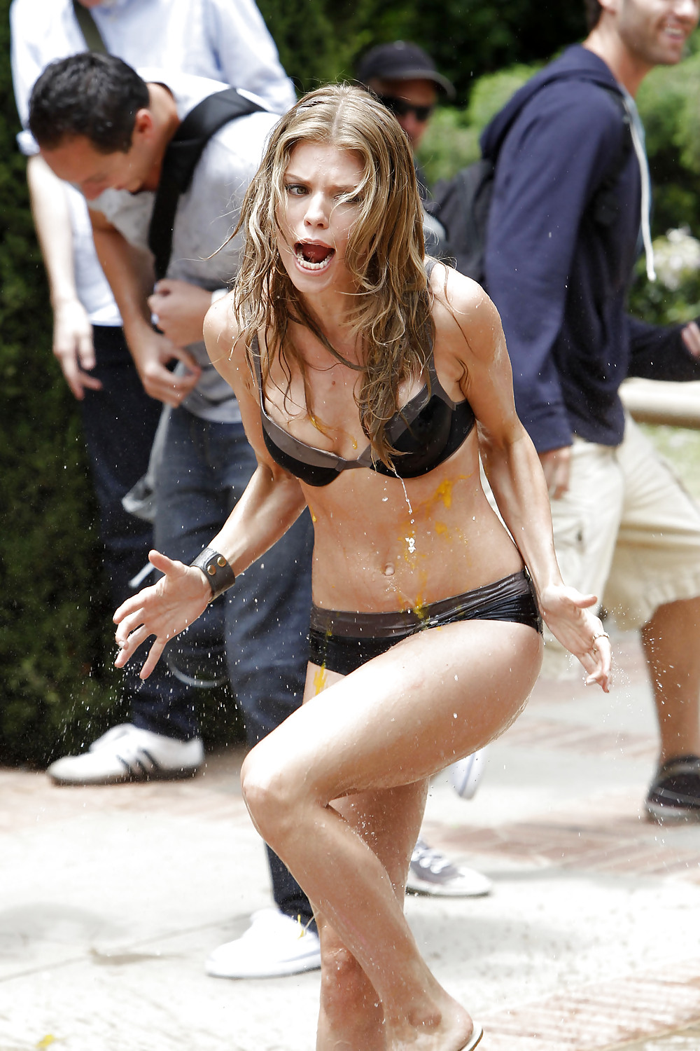 Annalynne mccord en bikini en el set de 9021
 #4701350