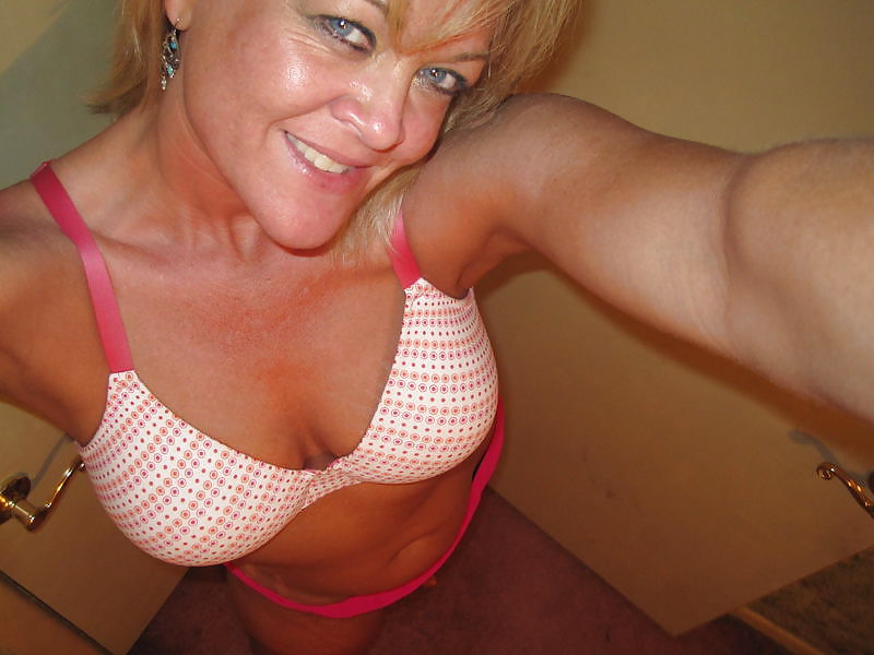Milf amy poseing in bra for me #6046096