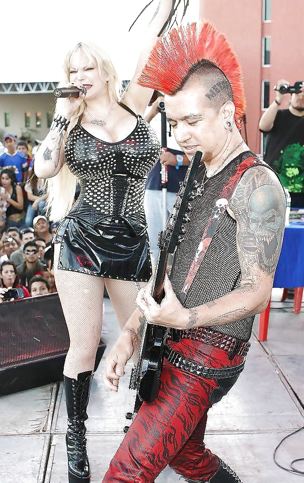 Sabrina sabrok cantante de rock con el pecho más grande
 #14696285