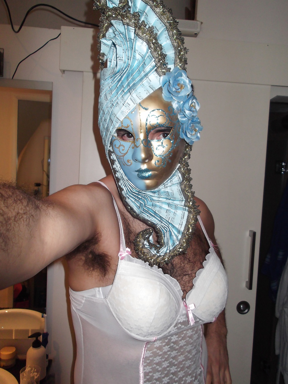 Bianco lingerie crossdresser con calze e maschera
 #19606737