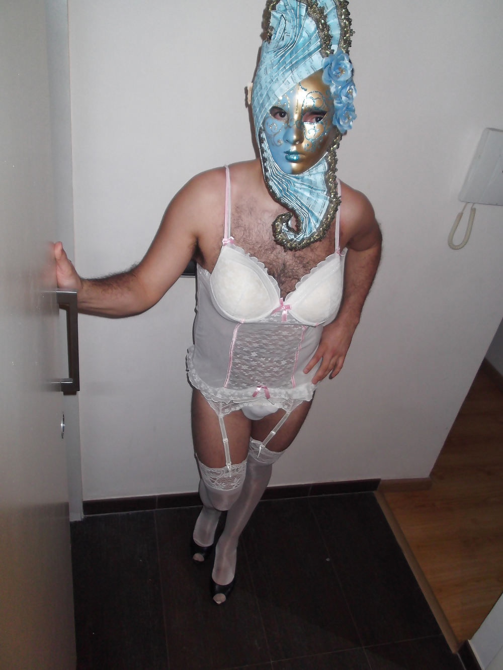Bianco lingerie crossdresser con calze e maschera
 #19606754