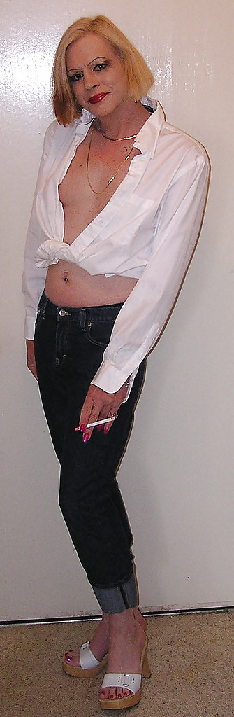 セクシーな喫煙者のお姉さん
 #17423276