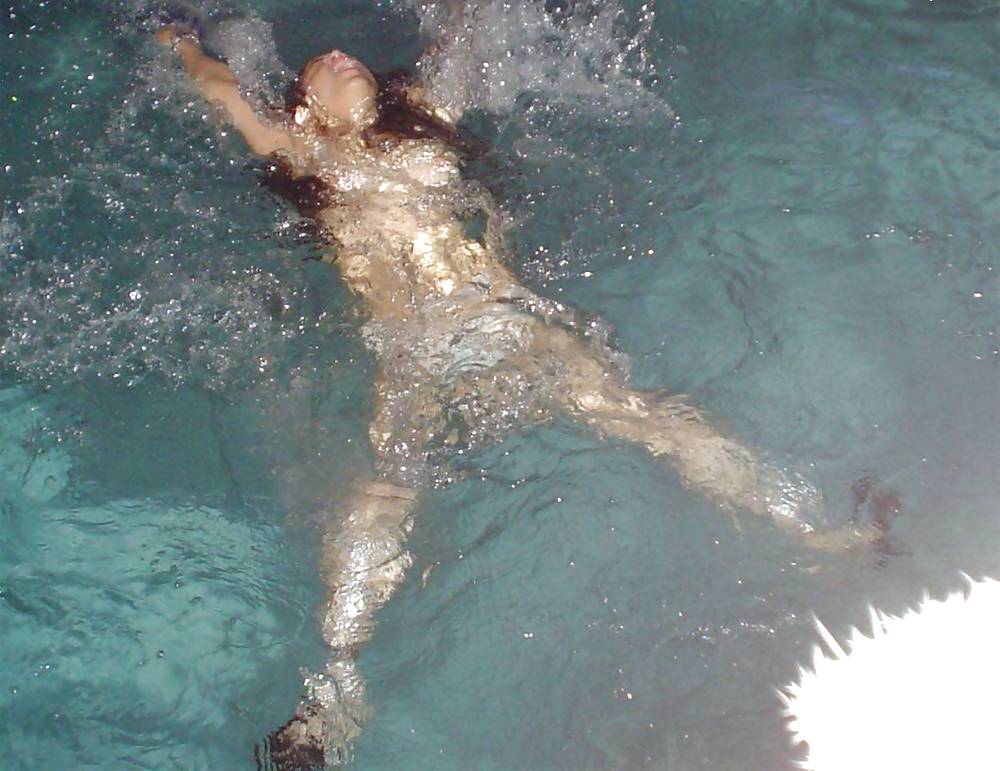 Michelle rodriguez in topless in piscina
 #17157183