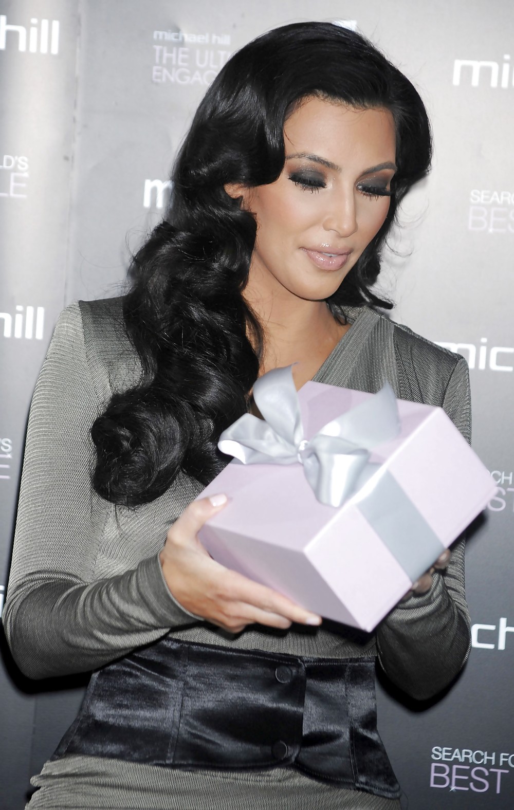 Kim Kardashian 22carat Diamantring Präsentation In New York #2390644