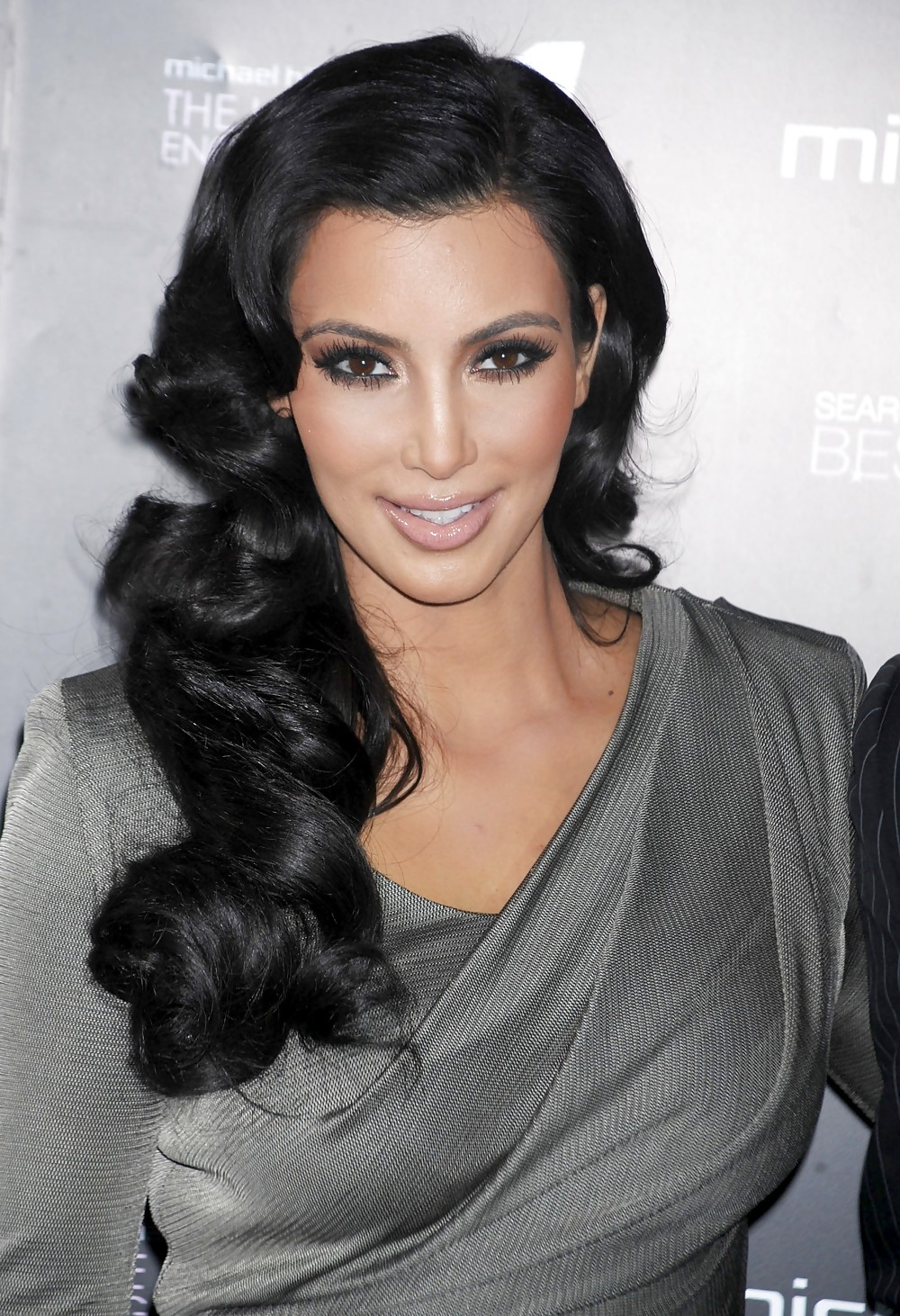 Kim Kardashian 22carat Diamantring Präsentation In New York #2390681