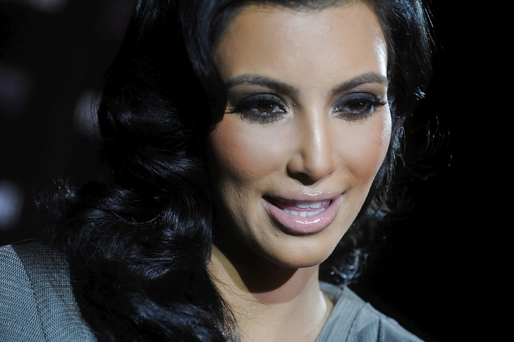 Kim Kardashian 22carat Diamantring Präsentation In New York #2390722