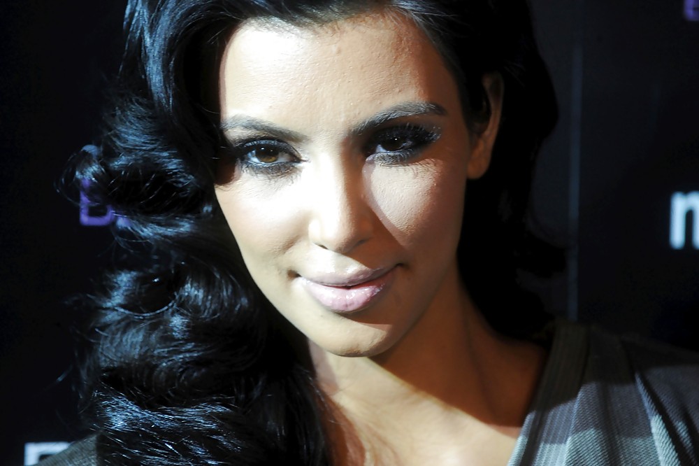 Kim Kardashian 22carat Diamantring Präsentation In New York #2390741
