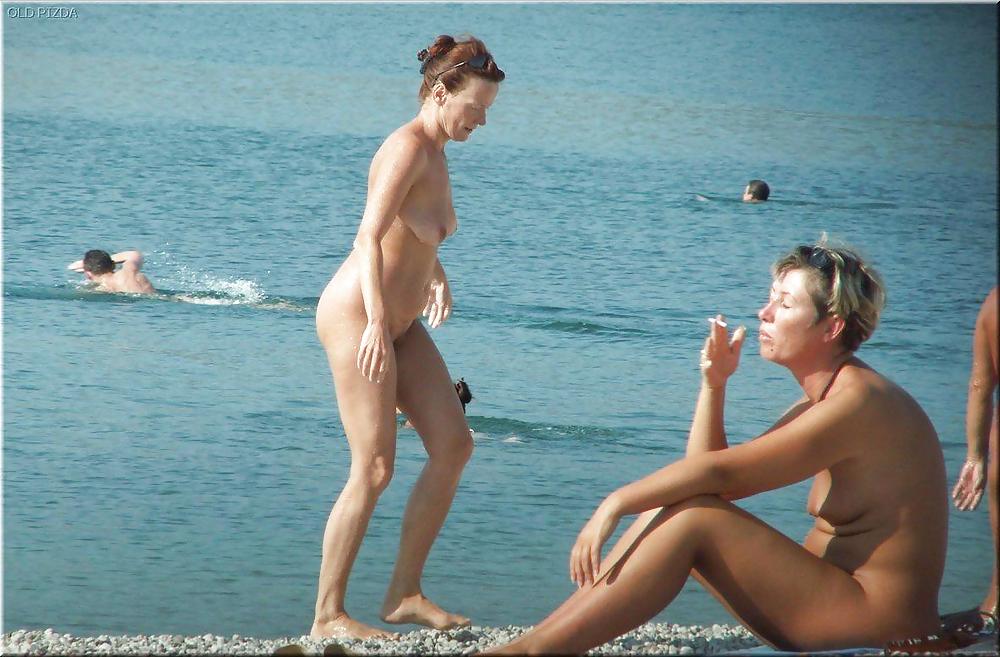 Nudisti maturi della spiaggia
 #2055913