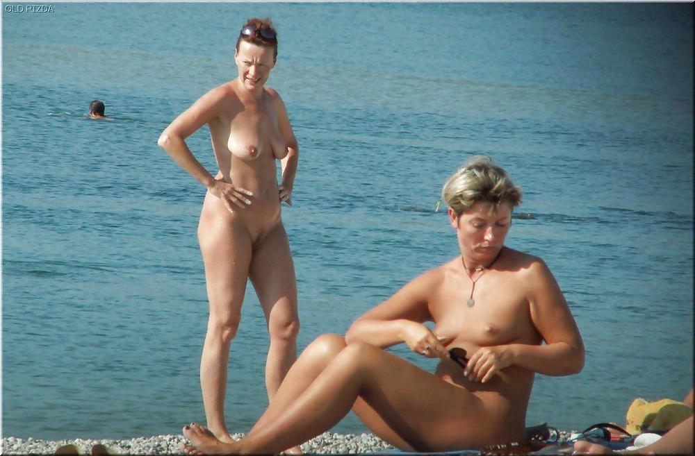 Nudisti maturi della spiaggia
 #2055936