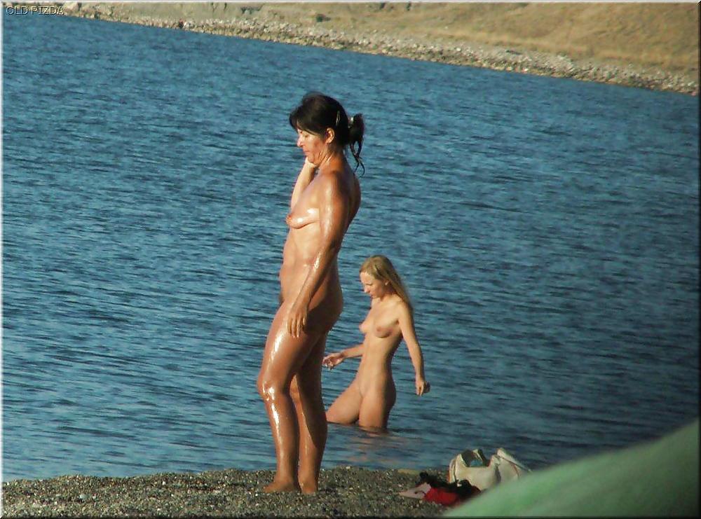 Nudisti maturi della spiaggia
 #2056090