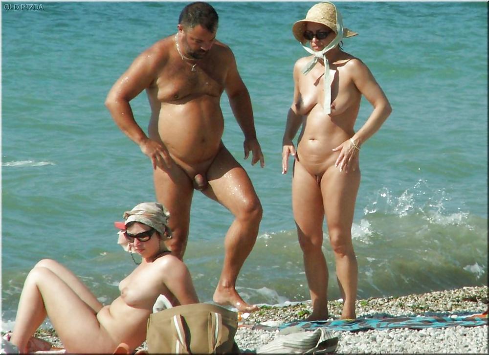 Nudisti maturi della spiaggia
 #2056196