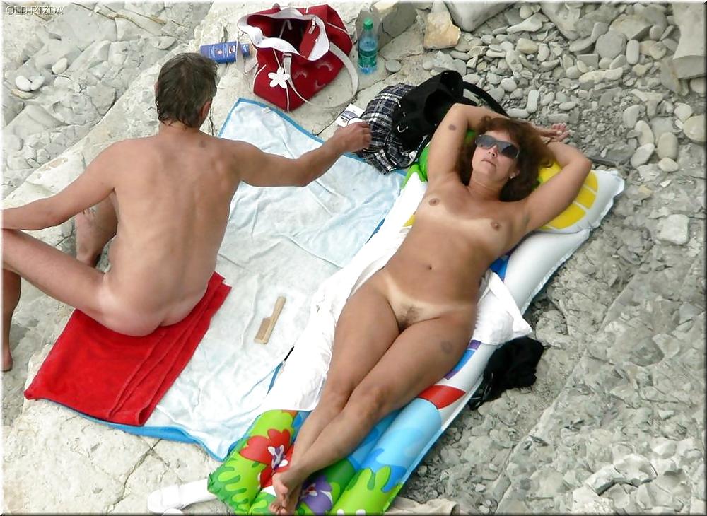 Nudisti maturi della spiaggia
 #2056205
