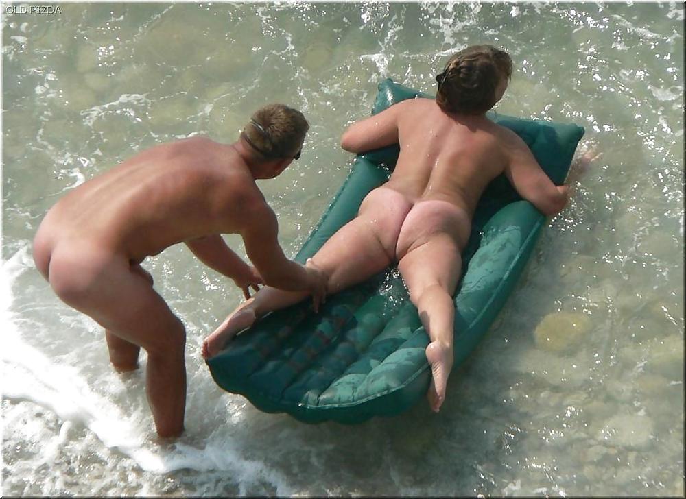 Nudisti maturi della spiaggia
 #2056229