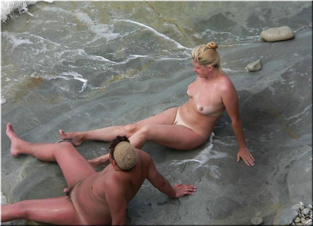 Nudisti maturi della spiaggia
 #2056254