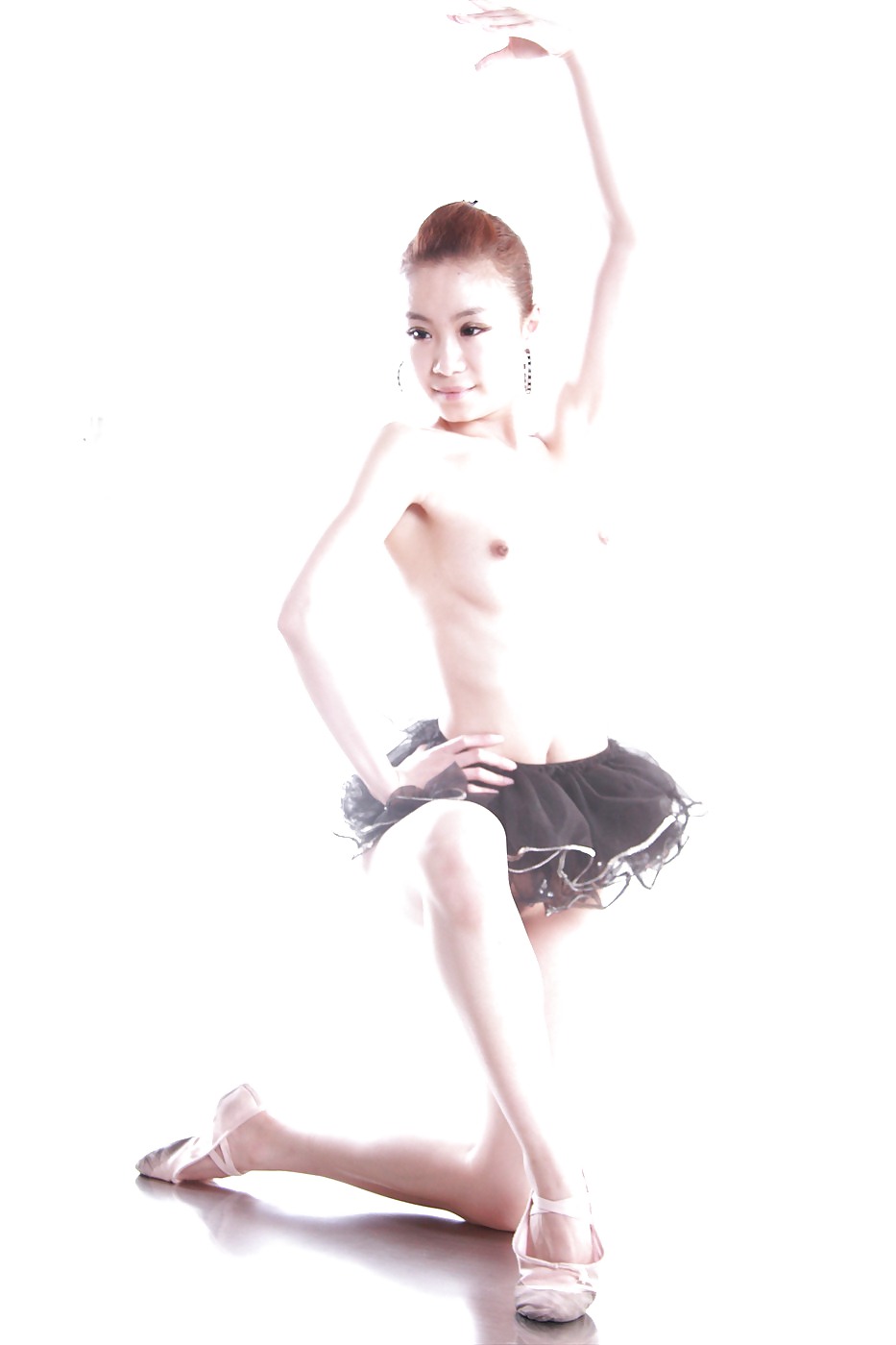 Scatti in studio di ballerina nuda asiatica (ll)
 #15829614