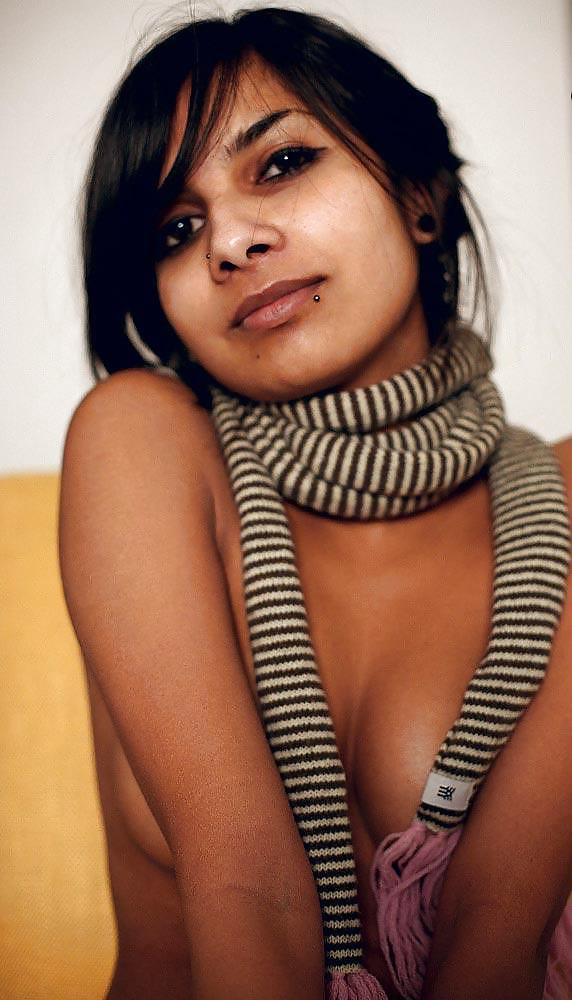 インドの女の子は、スカーフでヌードポーズ
 #12218014
