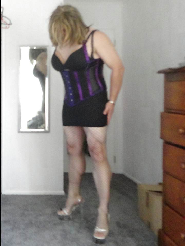 Nuovo corsetto viola e calze a rete
 #22074044