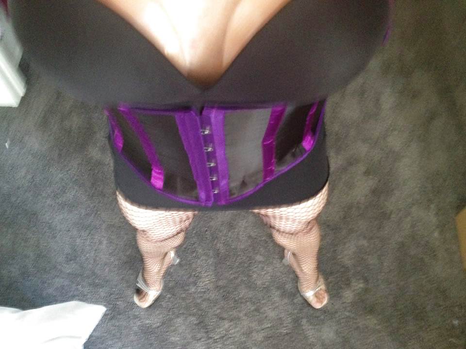 Nuovo corsetto viola e calze a rete
 #22074061