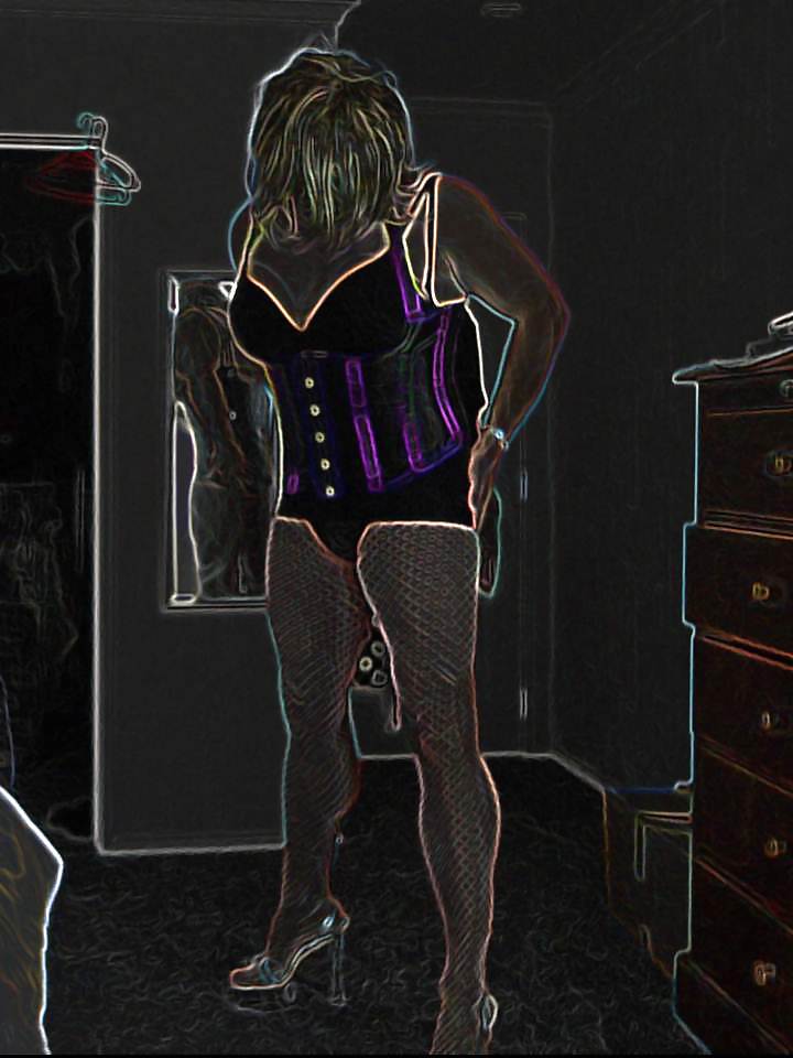 Nuovo corsetto viola e calze a rete
 #22074080